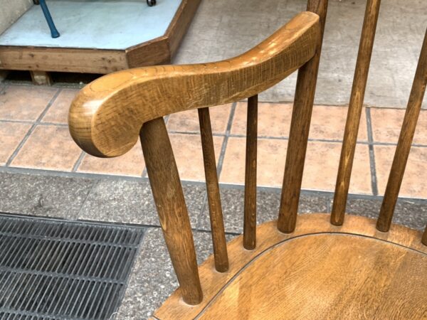 ゆったりとした昔のロッキングチェア