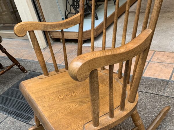 ゆったりとした昔のロッキングチェア