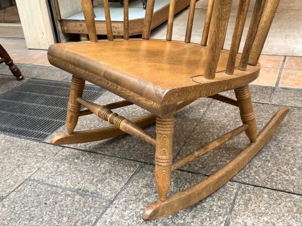 ゆったりとした昔のロッキングチェア