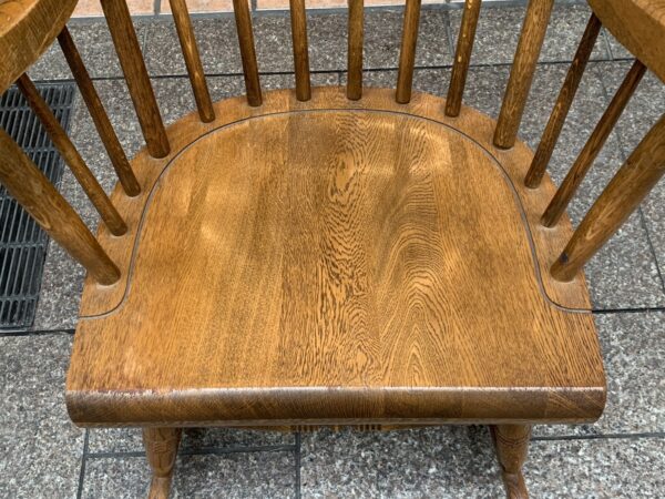 ゆったりとした昔のロッキングチェア