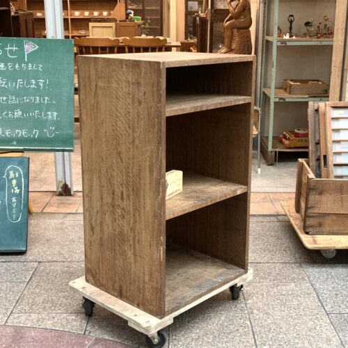 シンプルで使いやすい古い木味の収納棚