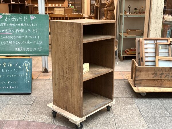 シンプルで使いやすい古い木味の収納棚