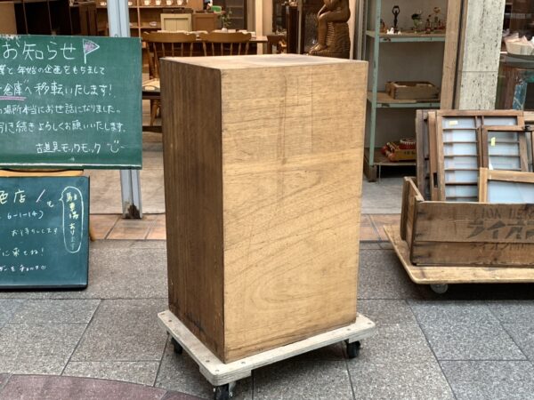 シンプルで使いやすい古い木味の収納棚