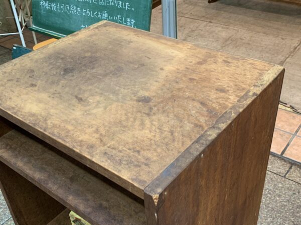 シンプルで使いやすい古い木味の収納棚