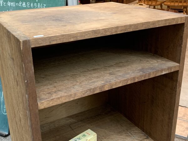 シンプルで使いやすい古い木味の収納棚