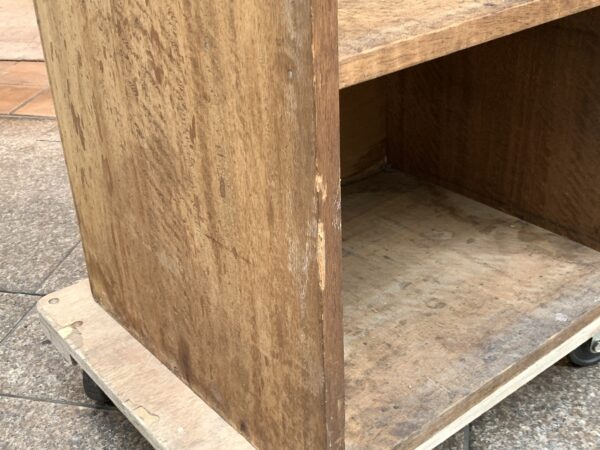 シンプルで使いやすい古い木味の収納棚