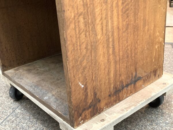 シンプルで使いやすい古い木味の収納棚