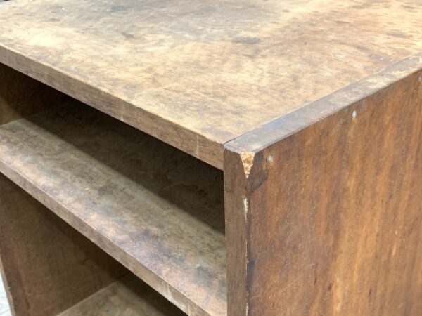 シンプルで使いやすい古い木味の収納棚