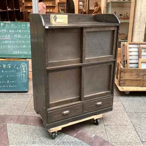 落ち着きのある木味の収納棚