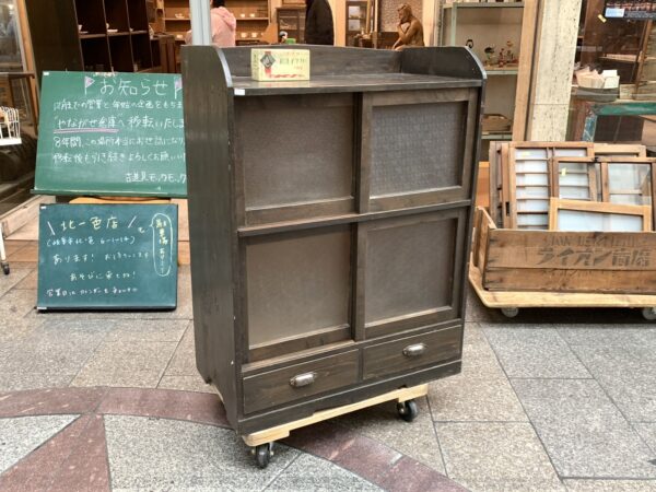 落ち着きのある木味の収納棚