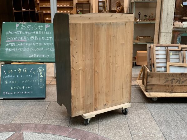 落ち着きのある木味の収納棚