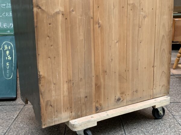 落ち着きのある木味の収納棚