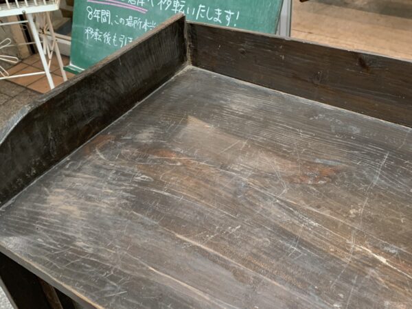 落ち着きのある木味の収納棚