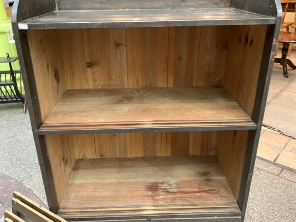 落ち着きのある木味の収納棚