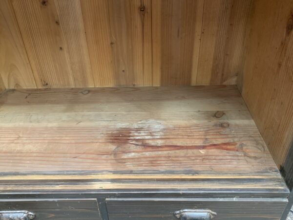 落ち着きのある木味の収納棚