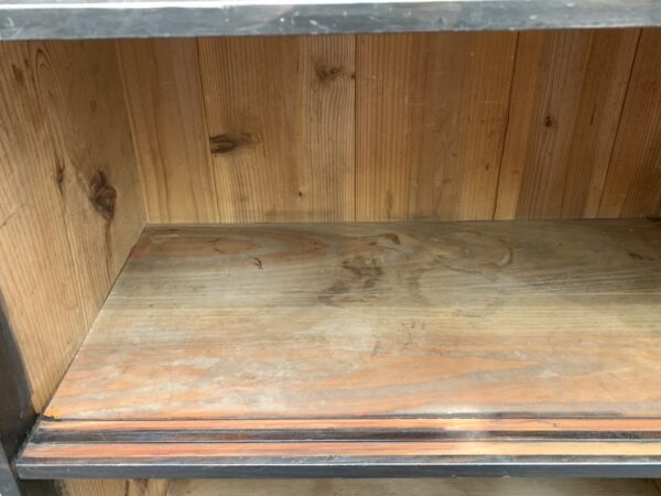 落ち着きのある木味の収納棚