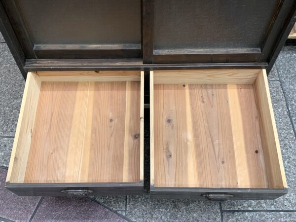 落ち着きのある木味の収納棚