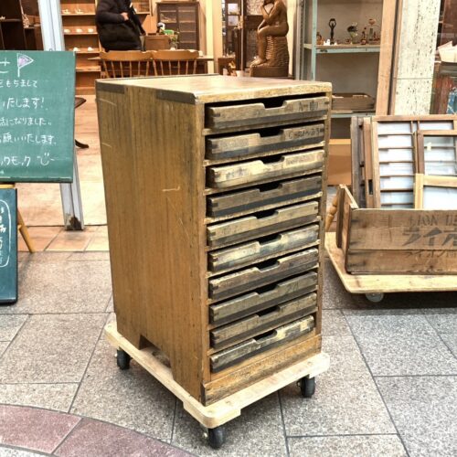 昭和初期の活版印刷工場で使われていた収納棚