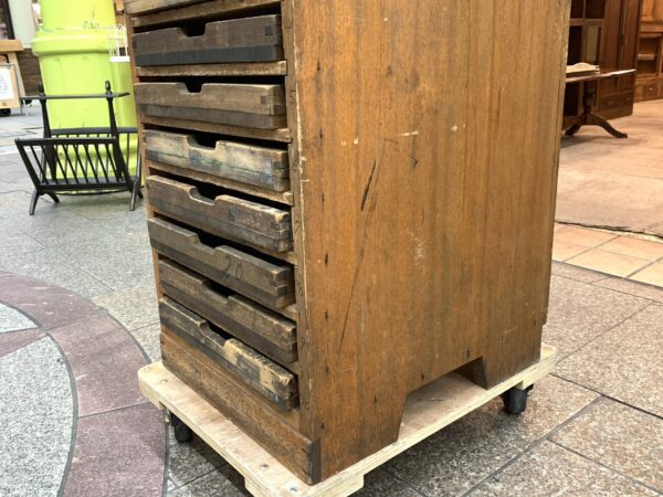 昭和初期の活版印刷工場で使われていた収納棚