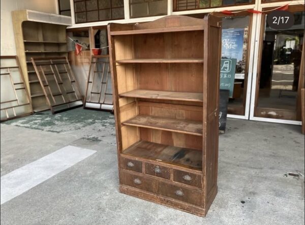 落ち着きのある色味のオープン棚