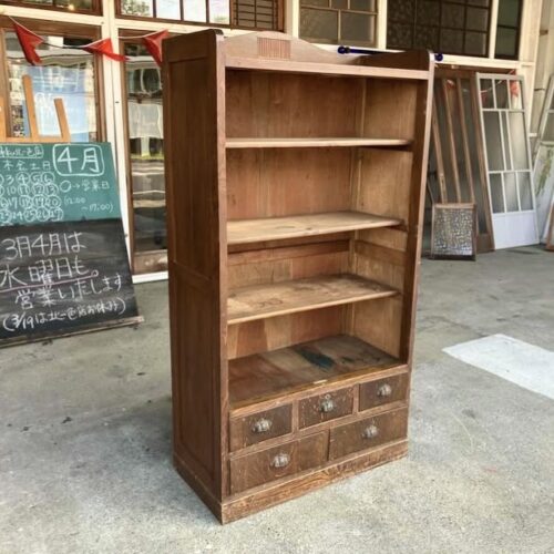 落ち着きのある色味のオープン棚