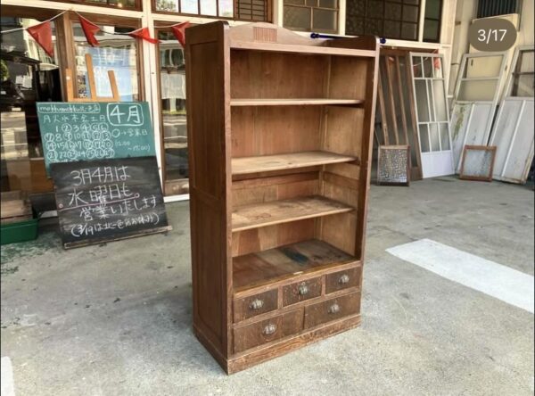 落ち着きのある色味のオープン棚