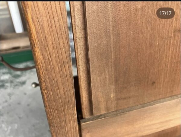 落ち着きのある色味のオープン棚