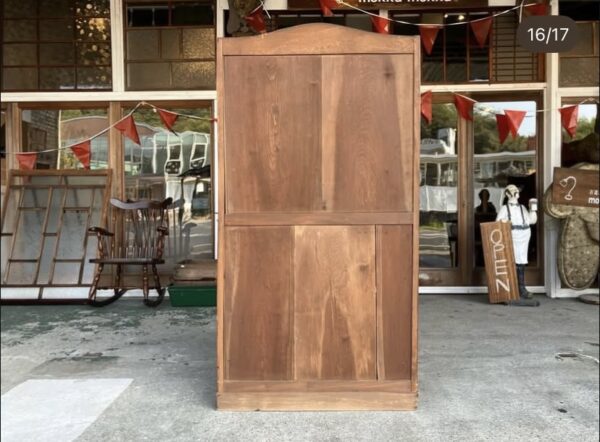 落ち着きのある色味のオープン棚