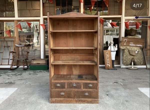 落ち着きのある色味のオープン棚