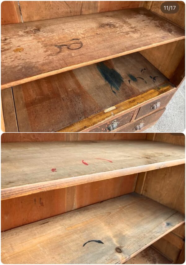 落ち着きのある色味のオープン棚