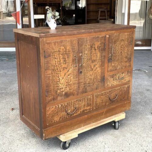 小さくてシンプルなローボード