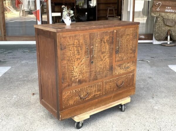 小さくてシンプルなローボード