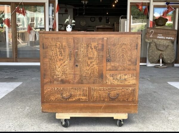 小さくてシンプルなローボード