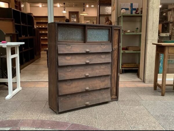 古い木味のパタパタの下駄箱