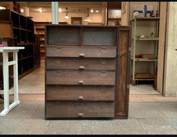 古い木味のパタパタの下駄箱