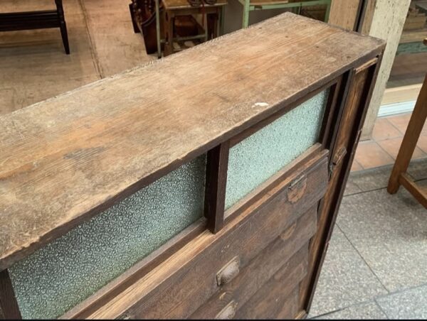 古い木味のパタパタの下駄箱