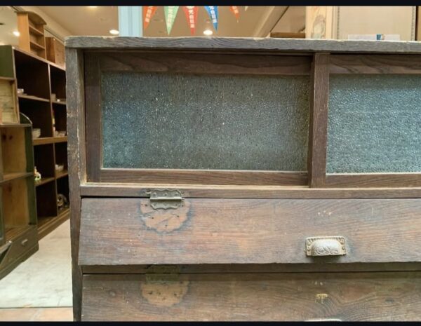 古い木味のパタパタの下駄箱