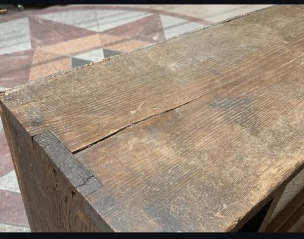 古い木味のパタパタの下駄箱