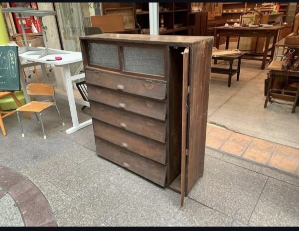 古い木味のパタパタの下駄箱