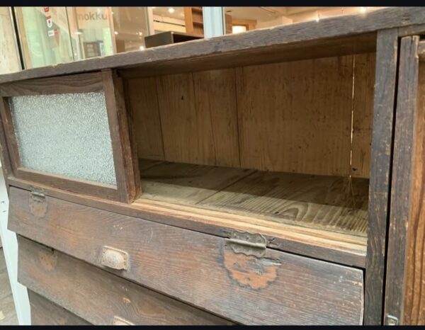 古い木味のパタパタの下駄箱