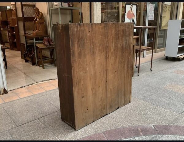 古い木味のパタパタの下駄箱