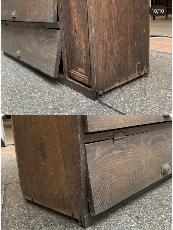 古い木味のパタパタの下駄箱