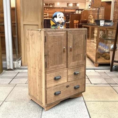 大きな古い金庫の中の桐箪笥