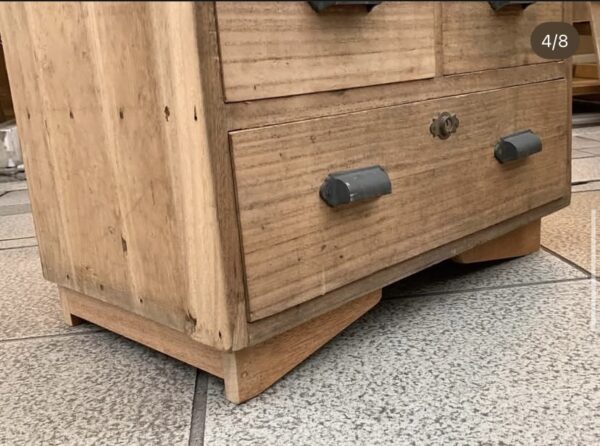 大きな古い金庫の中の桐箪笥