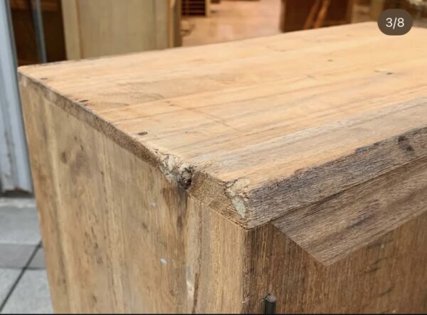 大きな古い金庫の中の桐箪笥