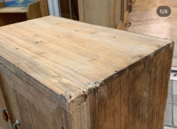 大きな古い金庫の中の桐箪笥