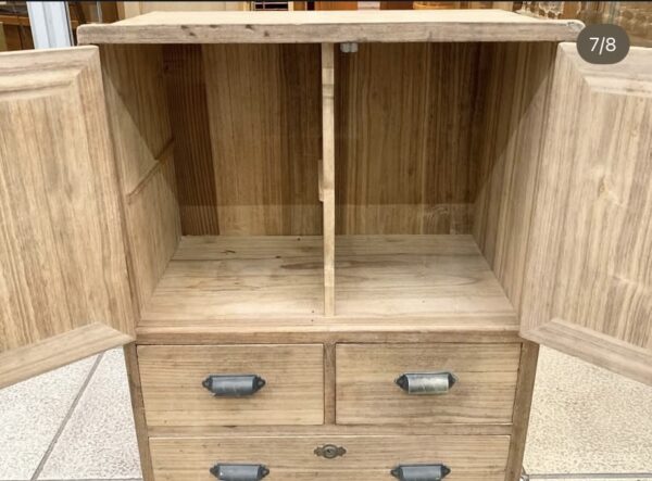 大きな古い金庫の中の桐箪笥