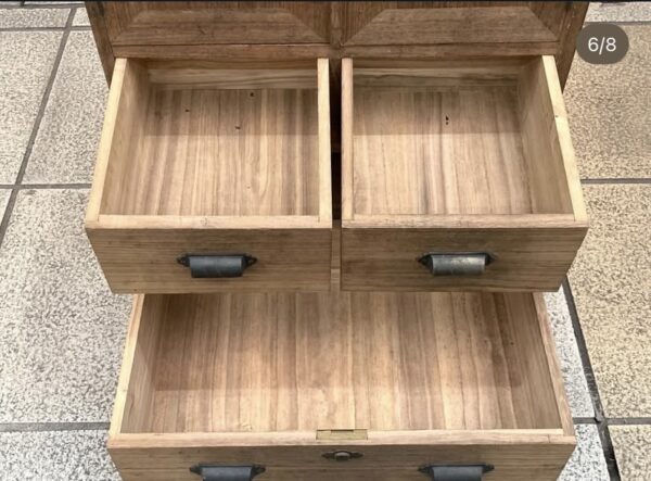 大きな古い金庫の中の桐箪笥