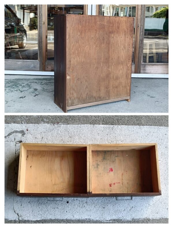 レトロガラスのキャビネット