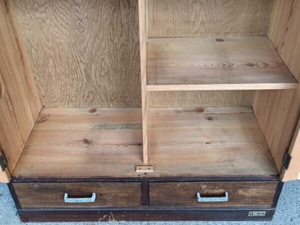 レトロガラスのキャビネット